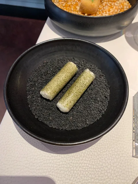 Frokost på vores favorit 1 stjernede Michelinrestaurant i L'Atalier du Peintre i Colmar, Alsace. Sublimt niveau til priser der ikke burde kunne lade sig gøre.