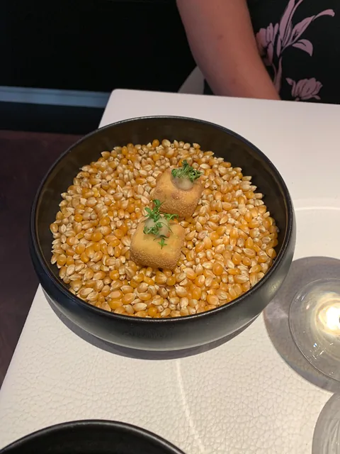 Frokost på vores favorit 1 stjernede Michelinrestaurant i L'Atalier du Peintre i Colmar, Alsace. Sublimt niveau til priser der ikke burde kunne lade sig gøre.