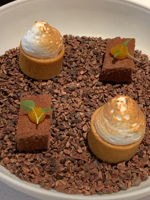 Frokost på vores favorit 1 stjernede Michelinrestaurant i L'Atalier du Peintre i Colmar, Alsace. Sublimt niveau til priser der ikke burde kunne lade sig gøre.