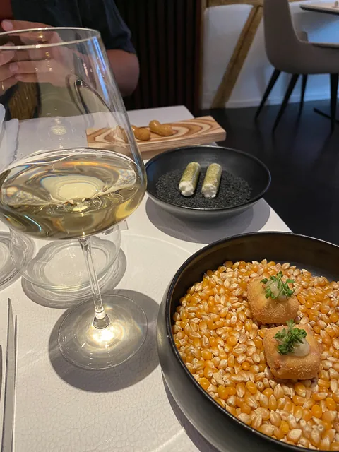 Frokost på vores favorit 1 stjernede Michelinrestaurant i L'Atalier du Peintre i Colmar, Alsace. Sublimt niveau til priser der ikke burde kunne lade sig gøre.