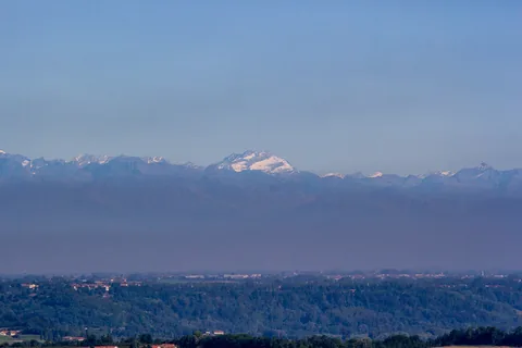 Mont Blanc 150-200km væk, set fra Poderi Luigi Einaudi, Piemonte, Italien