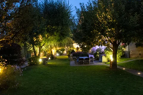 På vej fra Hotel des Berges til Auberge de l'Ill gennem haven.