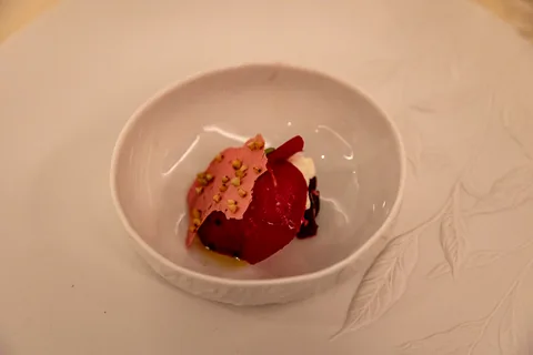 Middag på Auberge de l'Ill, en sublim og helt igennem fantastisk oplevelse. Holdt 3 Michelin stjerner i 46 år, indtil Michelin Guiden fik en hjerneblødning og tog den ene fra dem. Niveauet er stadig tårnhøjt, og totaloplevelsen blandt de allerbedste.