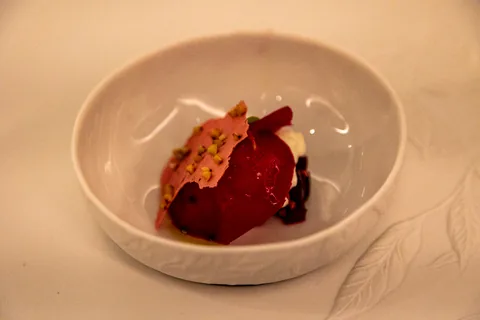 Middag på Auberge de l'Ill, en sublim og helt igennem fantastisk oplevelse. Holdt 3 Michelin stjerner i 46 år, indtil Michelin Guiden fik en hjerneblødning og tog den ene fra dem. Niveauet er stadig tårnhøjt, og totaloplevelsen blandt de allerbedste.