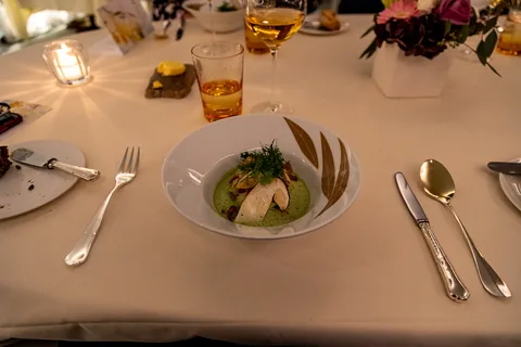 Middag på Auberge de l'Ill, en sublim og helt igennem fantastisk oplevelse. Holdt 3 Michelin stjerner i 46 år, indtil Michelin Guiden fik en hjerneblødning og tog den ene fra dem. Niveauet er stadig tårnhøjt, og totaloplevelsen blandt de allerbedste.