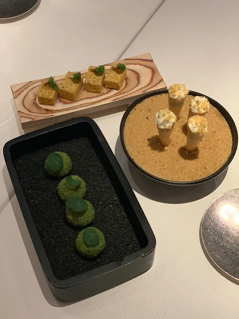 Endnu en skøn Michelin middag i Alsace, denne gang på 1 stjernede L'Atalier du Peintre i hjertet af Colmar. Dette er nok vores favorit restaurant, niveauet er konsistent på et højt niveau, og priserne er yderst rimelige, især deres frokostmenuer er et fund.