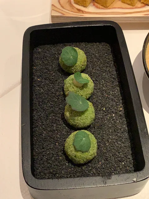 Endnu en skøn Michelin middag i Alsace, denne gang på 1 stjernede L'Atalier du Peintre i hjertet af Colmar. Dette er nok vores favorit restaurant, niveauet er konsistent på et højt niveau, og priserne er yderst rimelige, især deres frokostmenuer er et fund.