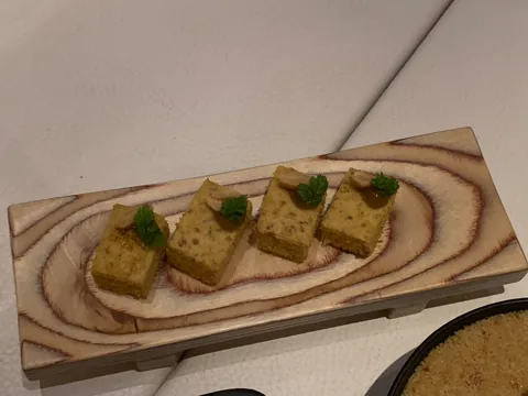 Endnu en skøn Michelin middag i Alsace, denne gang på 1 stjernede L'Atalier du Peintre i hjertet af Colmar. Dette er nok vores favorit restaurant, niveauet er konsistent på et højt niveau, og priserne er yderst rimelige, især deres frokostmenuer er et fund.