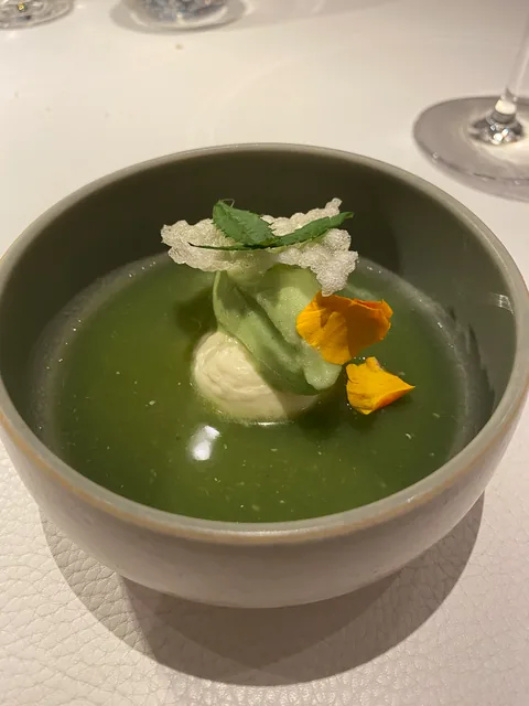 Endnu en skøn Michelin middag i Alsace, denne gang på 1 stjernede L'Atalier du Peintre i hjertet af Colmar. Dette er nok vores favorit restaurant, niveauet er konsistent på et højt niveau, og priserne er yderst rimelige, især deres frokostmenuer er et fund.