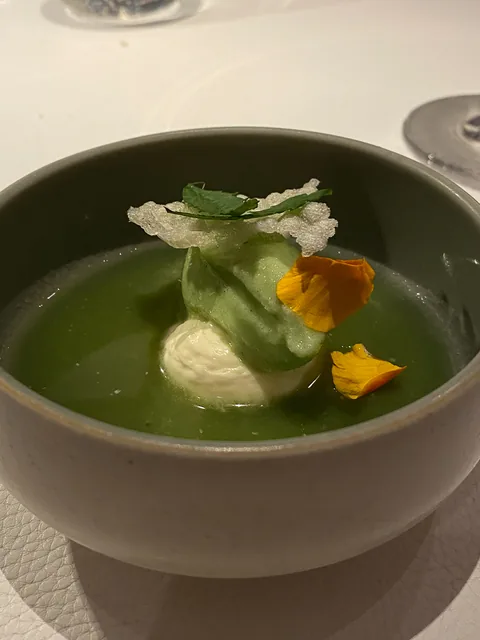 Endnu en skøn Michelin middag i Alsace, denne gang på 1 stjernede L'Atalier du Peintre i hjertet af Colmar. Dette er nok vores favorit restaurant, niveauet er konsistent på et højt niveau, og priserne er yderst rimelige, især deres frokostmenuer er et fund.