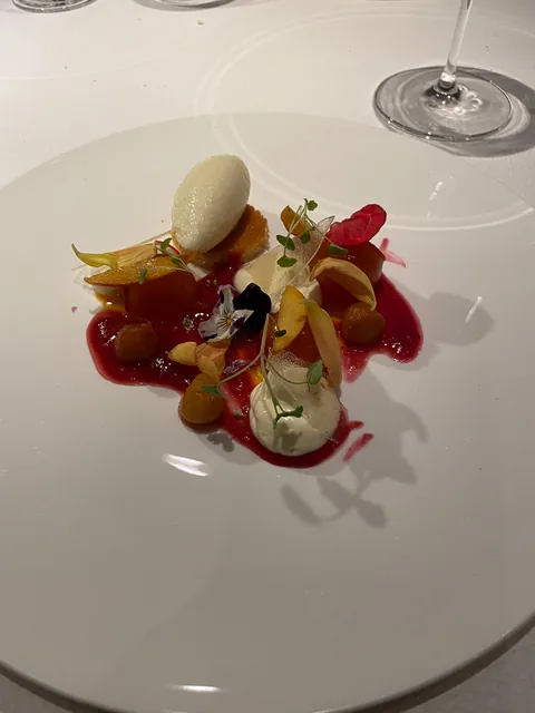 Endnu en skøn Michelin middag i Alsace, denne gang på 1 stjernede L'Atalier du Peintre i hjertet af Colmar. Dette er nok vores favorit restaurant, niveauet er konsistent på et højt niveau, og priserne er yderst rimelige, især deres frokostmenuer er et fund.