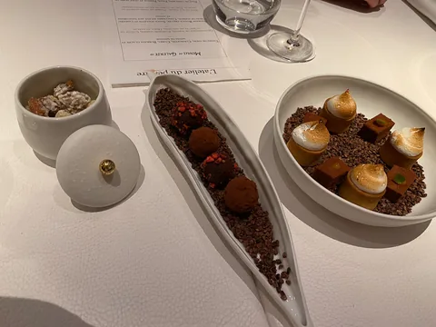 Endnu en skøn Michelin middag i Alsace, denne gang på 1 stjernede L'Atalier du Peintre i hjertet af Colmar. Dette er nok vores favorit restaurant, niveauet er konsistent på et højt niveau, og priserne er yderst rimelige, især deres frokostmenuer er et fund.