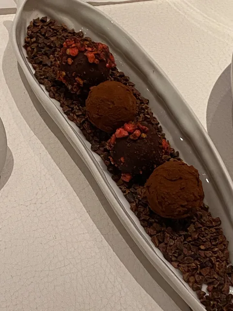 Endnu en skøn Michelin middag i Alsace, denne gang på 1 stjernede L'Atalier du Peintre i hjertet af Colmar. Dette er nok vores favorit restaurant, niveauet er konsistent på et højt niveau, og priserne er yderst rimelige, især deres frokostmenuer er et fund.