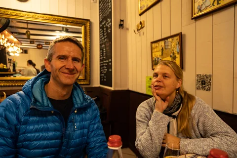 Mens vi venter på at kunne checke ind på Hotel des Berges inden aftenens middag på Aubergee de l'Ill, hygger vi os med en tur rundt i Riquewihr. Inden aftenens gourmetmiddag, tager vi lige en tarte flambee for at holde os igang.