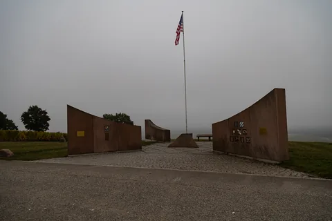 En tur til toppen af Mambourg i gråvejr, med amerikansk mindesmærke og fransk krigskirkegård. Nå ja, og så er Grand Cru Mambourg også en af de absolut skønneste vinmarker i Alsace.