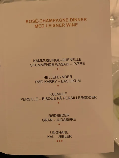 Champagnemiddag på Søllerød Kro sammen med Cathrine, Karsten, Glenn, Lene, Krisse og Olai med Roséchampagner fra Leisner Vine. Søllerød Kro leverer som altid fantastisk mad der matcher champagnerne. Og det blev kun endnu sjovere af at vi var 8 til at dele oplevelsen.