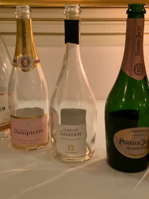 Champagnemiddag på Søllerød Kro sammen med Cathrine, Karsten, Glenn, Lene, Krisse og Olai med Roséchampagner fra Leisner Vine. Søllerød Kro leverer som altid fantastisk mad der matcher champagnerne. Og det blev kun endnu sjovere af at vi var 8 til at dele oplevelsen.