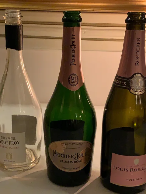 Champagnemiddag på Søllerød Kro sammen med Cathrine, Karsten, Glenn, Lene, Krisse og Olai med Roséchampagner fra Leisner Vine. Søllerød Kro leverer som altid fantastisk mad der matcher champagnerne. Og det blev kun endnu sjovere af at vi var 8 til at dele oplevelsen.