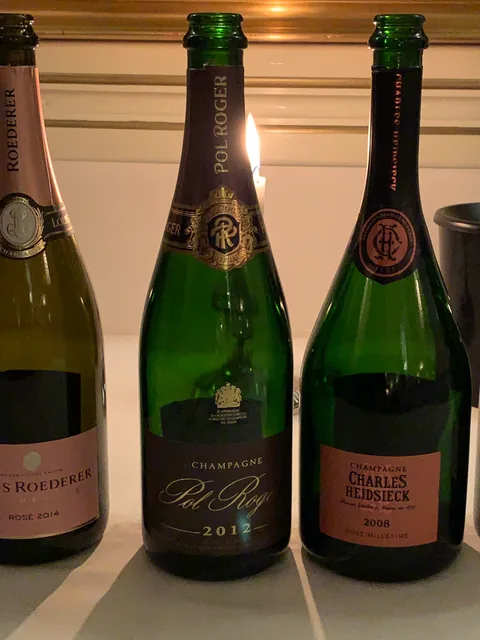 Champagnemiddag på Søllerød Kro sammen med Cathrine, Karsten, Glenn, Lene, Krisse og Olai med Roséchampagner fra Leisner Vine. Søllerød Kro leverer som altid fantastisk mad der matcher champagnerne. Og det blev kun endnu sjovere af at vi var 8 til at dele oplevelsen.