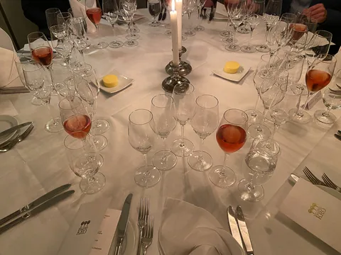 Champagnemiddag på Søllerød Kro sammen med Cathrine, Karsten, Glenn, Lene, Krisse og Olai med Roséchampagner fra Leisner Vine. Søllerød Kro leverer som altid fantastisk mad der matcher champagnerne. Og det blev kun endnu sjovere af at vi var 8 til at dele oplevelsen.