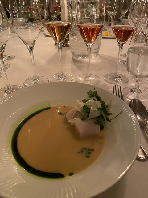Champagnemiddag på Søllerød Kro sammen med Cathrine, Karsten, Glenn, Lene, Krisse og Olai med Roséchampagner fra Leisner Vine. Søllerød Kro leverer som altid fantastisk mad der matcher champagnerne. Og det blev kun endnu sjovere af at vi var 8 til at dele oplevelsen.