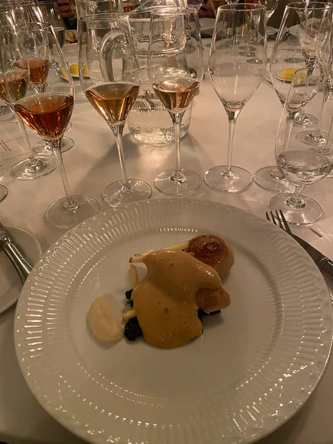 Champagnemiddag på Søllerød Kro sammen med Cathrine, Karsten, Glenn, Lene, Krisse og Olai med Roséchampagner fra Leisner Vine. Søllerød Kro leverer som altid fantastisk mad der matcher champagnerne. Og det blev kun endnu sjovere af at vi var 8 til at dele oplevelsen.