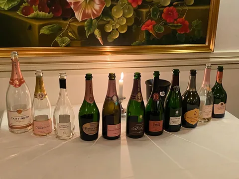 Champagnemiddag på Søllerød Kro sammen med Cathrine, Karsten, Glenn, Lene, Krisse og Olai med Roséchampagner fra Leisner Vine. Søllerød Kro leverer som altid fantastisk mad der matcher champagnerne. Og det blev kun endnu sjovere af at vi var 8 til at dele oplevelsen.